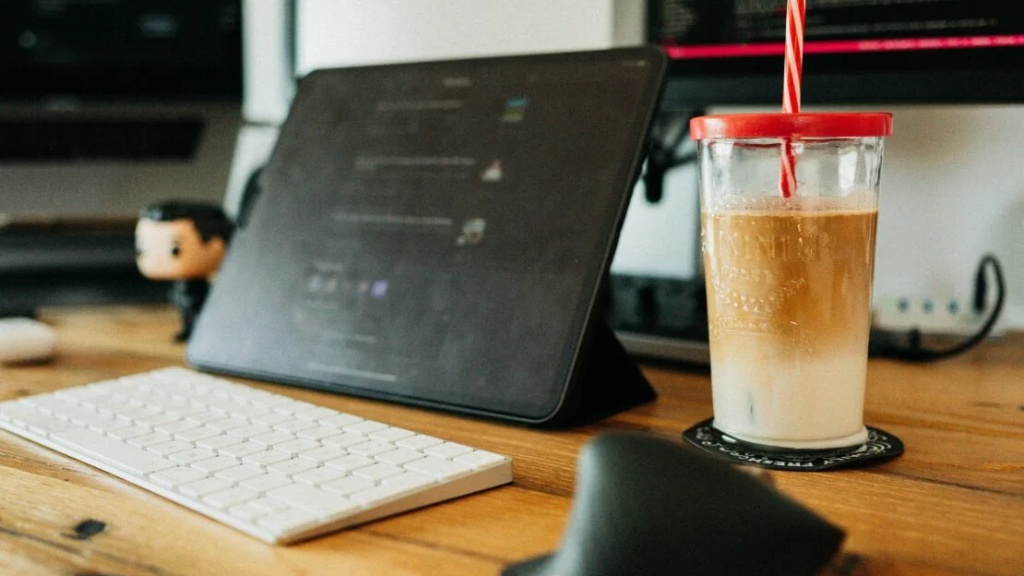 Biurko z komputerem i kawą